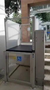 plataforma elevatória AC02 para escola
