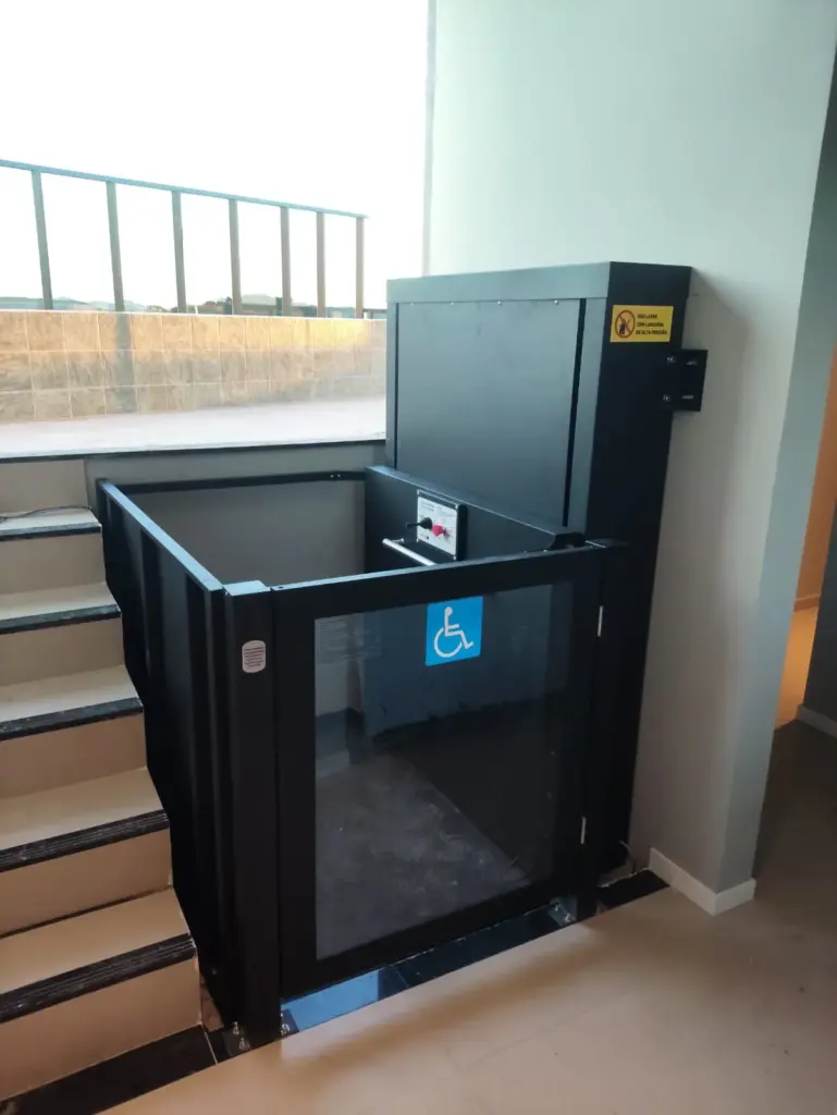 plataforma elevatória AC02 para escola